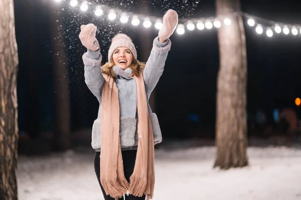 Beautiful Girl Playing Snow Happy Winter Time Forest Girl Dressed — ストック写真