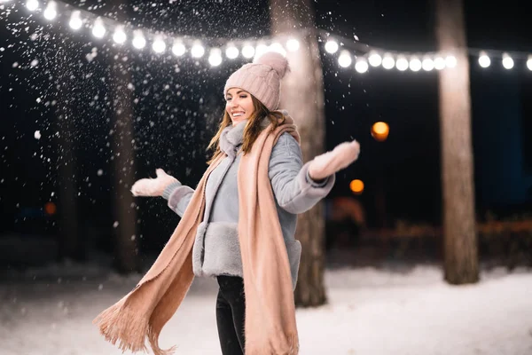 Een Mooi Meisje Speelt Met Sneeuw Gelukkige Wintertijd Het Bos — Stockfoto