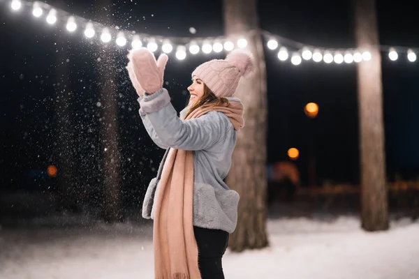 Vacker Flicka Leker Med Snö Glad Vintertid Skogen Flickan Klädd — Stockfoto