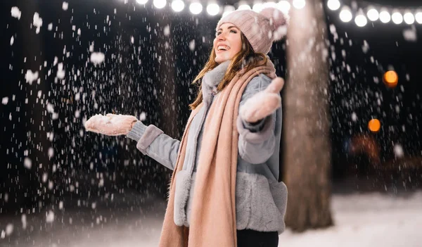 Une Belle Fille Joue Avec Neige Joyeux Hiver Dans Forêt — Photo