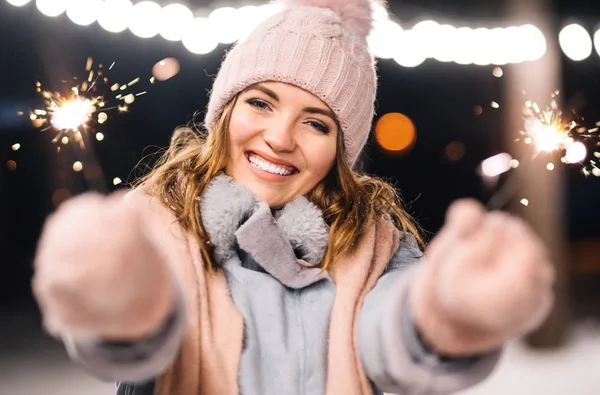 Hermosa Chica Con Bengalas Las Manos Feliz Invierno Bosque Niña —  Fotos de Stock