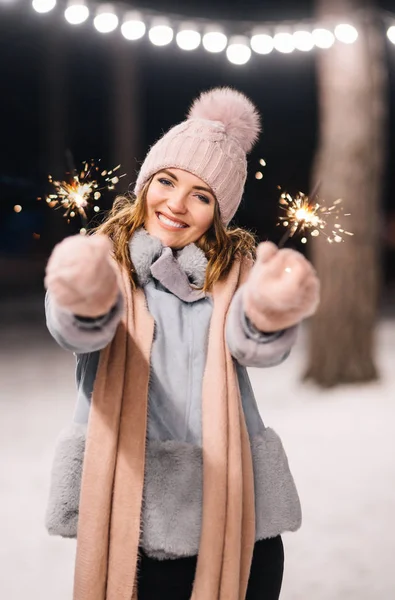 Hermosa Chica Con Bengalas Las Manos Feliz Invierno Bosque Niña —  Fotos de Stock