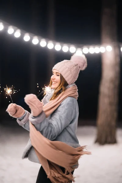 Bella Ragazza Con Scintille Mano Buon Inverno Nella Foresta Ragazza — Foto Stock