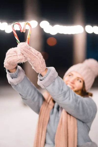 Caña Caramelo Navidad Las Manos Feliz Invierno Bosque Niña Está —  Fotos de Stock