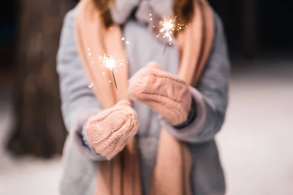 Sparklers Mano Buon Inverno Nella Foresta Ragazza Vestita Con Cappotto — Foto Stock