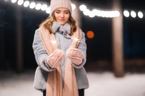 Chispas Las Manos Feliz Invierno Bosque Niña Está Vestida Con —  Fotos de Stock