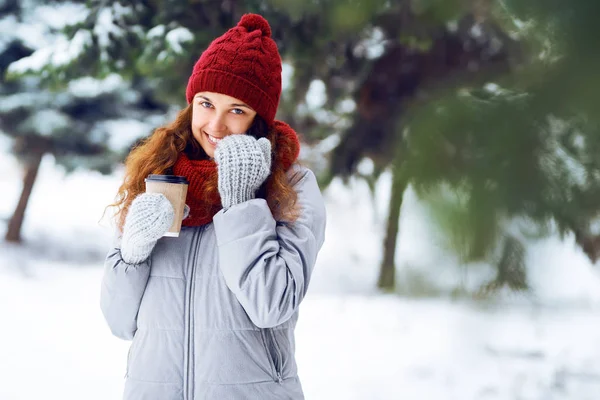 Mujer Joven Feliz Con Una Taza Café Caliente Invierno Nevado —  Fotos de Stock