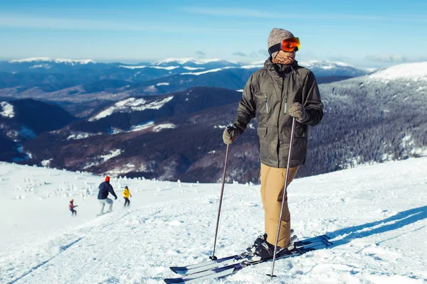 不错的年轻人在山上滑雪 在雪山里滑行 冬天来了 下着雪 冬天积极的生活方式 滑雪度假季节是开放的 滑雪设备 极端冬季运动 — 图库照片