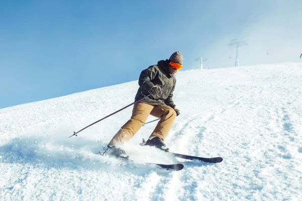 不错的年轻人在山上滑雪 在雪山里滑行 冬天来了 下着雪 冬天积极的生活方式 滑雪度假季节是开放的 滑雪设备 极端冬季运动 — 图库照片