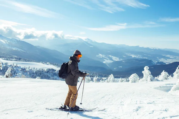 Bel Giovanotto Che Sciava Montagna Sciare Tra Montagne Innevate Inverno — Foto Stock