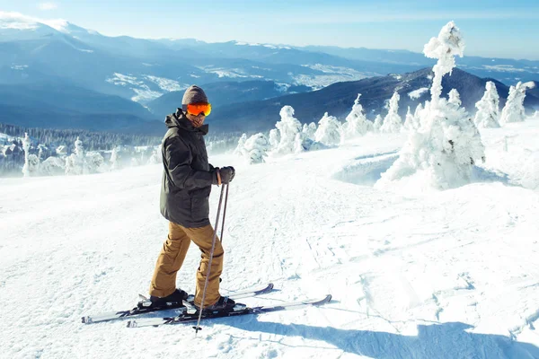 不错的年轻人在山上滑雪 在雪山里滑行 冬天来了 下着雪 冬天积极的生活方式 滑雪度假季节是开放的 滑雪设备 极端冬季运动 — 图库照片