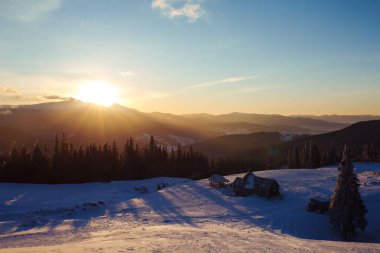 Dağlarda gün doğumu. Yüksek bir yerden dağların güzel manzarası. Dağ manzarasında şafak vakti. Seyahat kavramı, özgürlük, doğanın güzelliği.. 