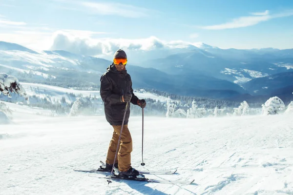 Καλός Νεαρός Που Κάνει Σκι Στα Βουνά Σκι Στα Χιονισμένα — Φωτογραφία Αρχείου