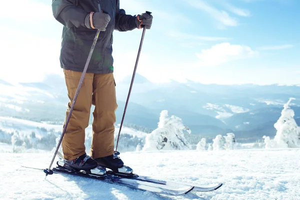 不错的年轻人在山上滑雪 在雪山里滑行 冬天来了 下着雪 冬天积极的生活方式 滑雪度假季节是开放的 滑雪设备 极端冬季运动 — 图库照片