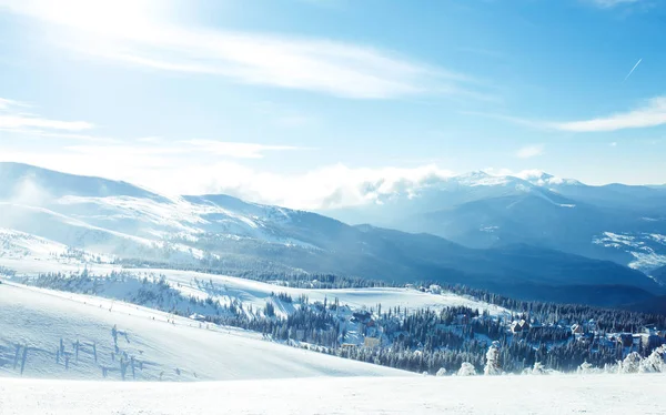 大自然 美丽的冬季风景 雪地覆盖着树木 从高处俯瞰高山的美丽景色 旅行的概念 自然之美 美丽的天气 晴朗的天气 蔚蓝的天空 — 图库照片