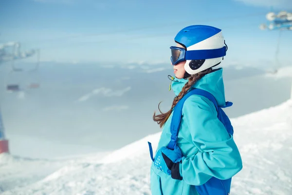 Una Joven Disfruta Belleza Del Paisaje Invernal Una Hermosa Chica —  Fotos de Stock