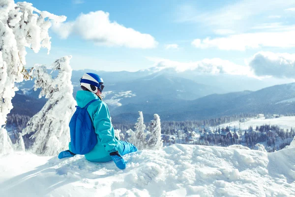 Una Joven Disfruta Belleza Del Paisaje Invernal Una Hermosa Chica —  Fotos de Stock