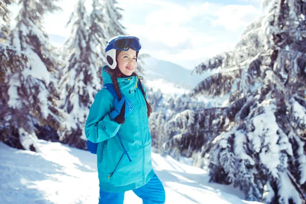 冬の風景の美しさを楽しむ少女 冬服の美しい女の子 青いヘルメットとジャケットは山の中で素晴らしい時間を過ごしています レジャー スポーツ 自然の概念 — ストック写真