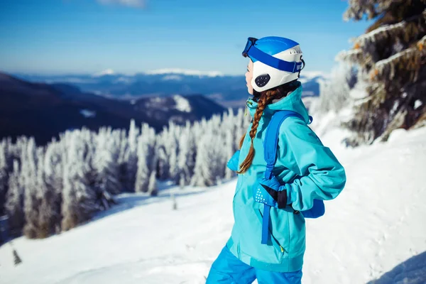 Genç Bir Kız Kış Manzarasının Güzelliğinin Tadını Çıkarıyor Kışlık Giysiler — Stok fotoğraf