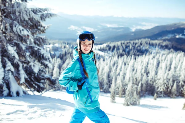 Een Jong Meisje Geniet Van Schoonheid Van Het Winterlandschap Een — Stockfoto