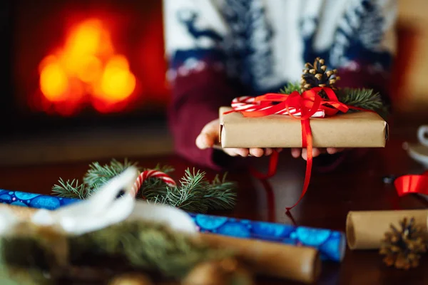 Mäns Händer Håller Presentförpackning Med Ett Rött Band Julstämning Mannen — Stockfoto