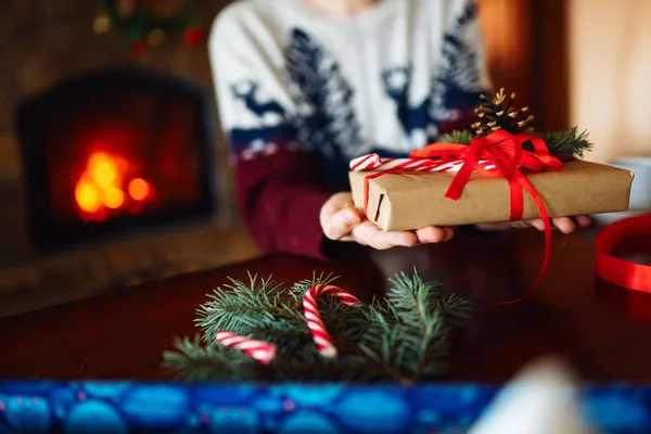 Les Mains Des Hommes Tiennent Une Boîte Cadeau Avec Ruban — Photo