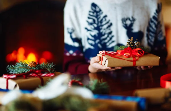 Mäns Händer Håller Presentförpackning Med Ett Rött Band Julstämning Mannen — Stockfoto