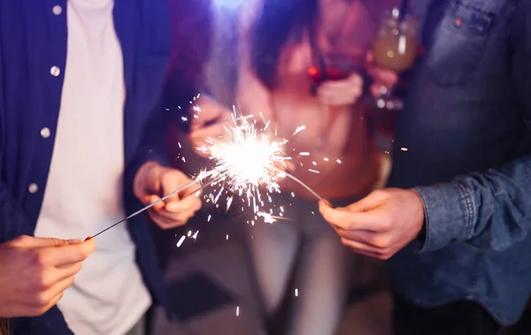 Grupo Pessoas Felizes Segurando Faíscas Festa Sorrindo Jovens Comemorando Ano — Fotografia de Stock