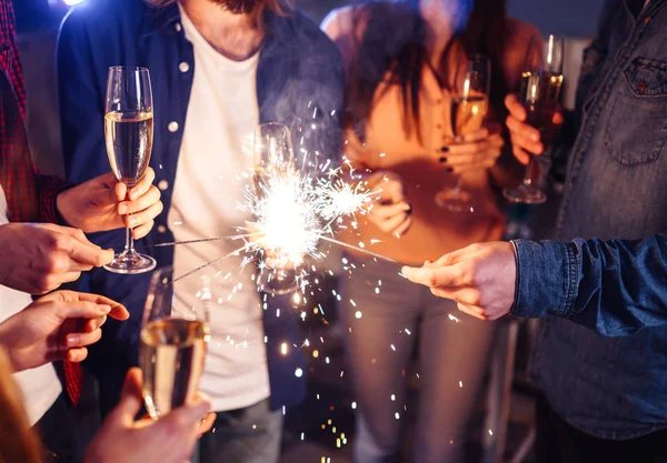 Grupo Pessoas Felizes Segurando Faíscas Festa Sorrindo Jovens Comemorando Ano — Fotografia de Stock