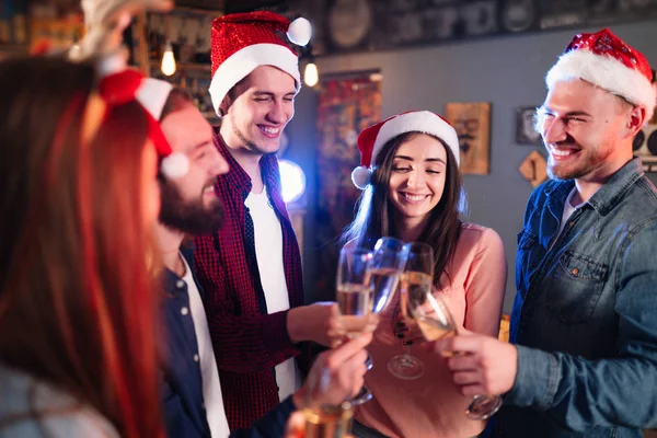 Amigos Celebrando Año Nuevo Juntos Retrato Amigos Con Bebidas Disfrutando —  Fotos de Stock
