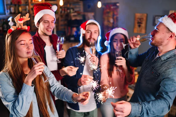 Amigos Celebrando Año Nuevo Juntos Retrato Amigos Con Bebidas Disfrutando —  Fotos de Stock