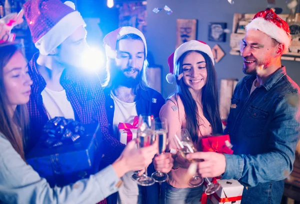 朋友们一起庆祝新年 爱喝鸡尾酒派对的朋友的肖像 年轻人笑了 一群戴着圣诞礼帽的漂亮年轻人 模糊的背景 — 图库照片