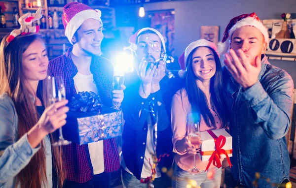 Amigos Celebrando Año Nuevo Juntos Retrato Amigos Con Bebidas Disfrutando —  Fotos de Stock