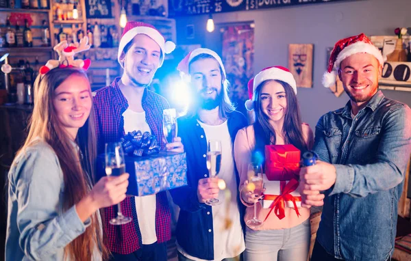 Amigos Celebrando Año Nuevo Juntos Retrato Amigos Con Bebidas Disfrutando —  Fotos de Stock