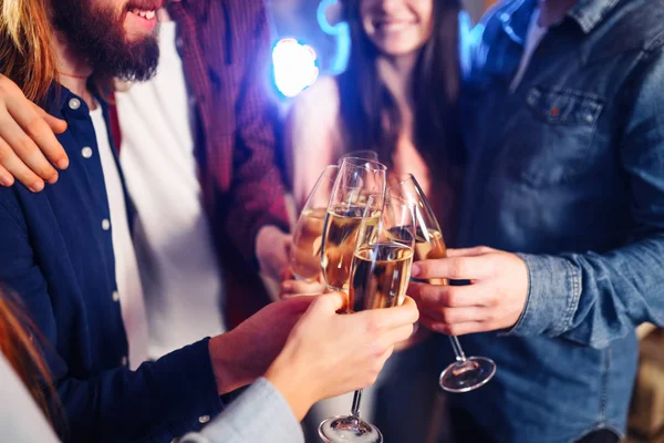 Nyårsglas För Champagne Händerna Vänner Julrostat Bröd Vänner Med Drinkar — Stockfoto