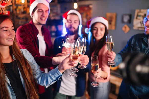 Arkadaşların Elinde Şampanya Için Yeni Yıl Kadehleri Noel Yeni Yıl — Stok fotoğraf