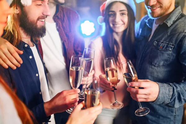 Nytår Briller Til Champagne Hænderne Venner Jul Nytår Toast Venner - Stock-foto