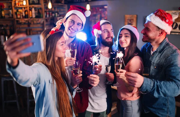 Гурт Holiday Selfie Група Молодих Друзів Веселиться Новорічній Вечірці Божеволіють — стокове фото
