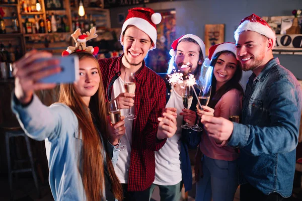 Holiday Group Selfie Skupina Mladých Přátel Baví Silvestrovské Párty Dělat — Stock fotografie