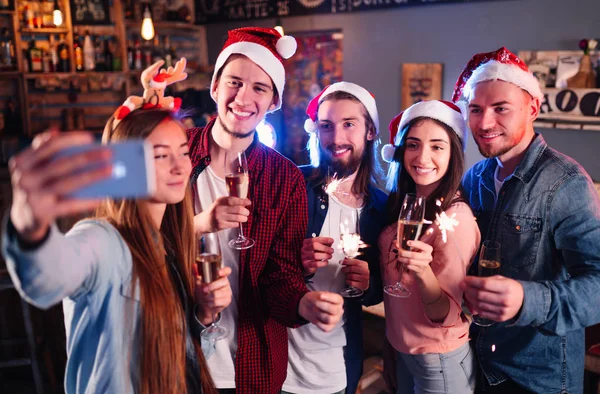 Selfie Grupo Vacaciones Grupo Jóvenes Amigos Divirtiéndose Fiesta Año Nuevo — Foto de Stock