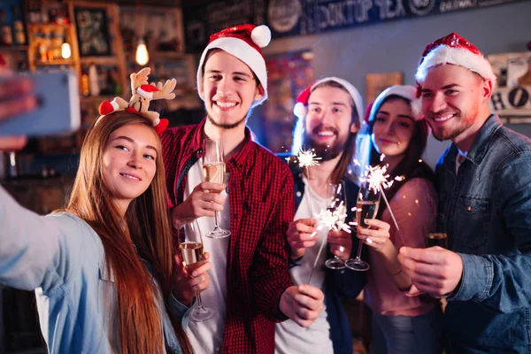 Selfie Grupo Vacaciones Grupo Jóvenes Amigos Divirtiéndose Fiesta Año Nuevo —  Fotos de Stock