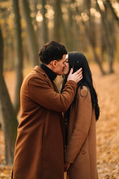 Elegante Jovem Casal Livre Belo Dia Outono Floresta Jovem Casal — Fotografia de Stock