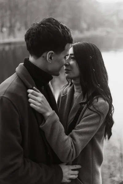 Elegante Jovem Casal Livre Belo Dia Outono Floresta Jovem Casal — Fotografia de Stock