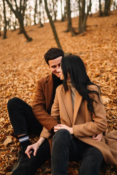 Elegante Jovem Casal Livre Belo Dia Outono Floresta Jovem Casal — Fotografia de Stock