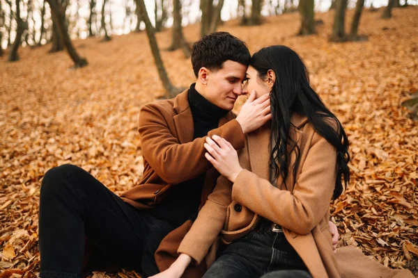 Elegante Jovem Casal Livre Belo Dia Outono Floresta Jovem Casal — Fotografia de Stock