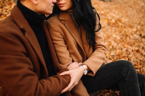 Elegante Jovem Casal Livre Belo Dia Outono Floresta Jovem Casal — Fotografia de Stock