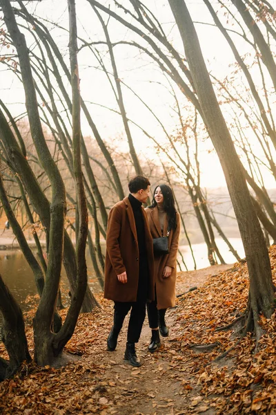 Elegante Jovem Casal Livre Belo Dia Outono Floresta Jovem Casal — Fotografia de Stock