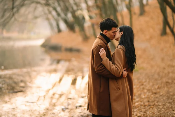 Elegante Jovem Casal Livre Belo Dia Outono Floresta Jovem Casal — Fotografia de Stock