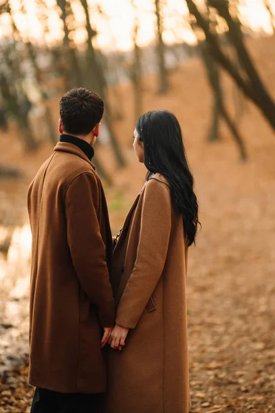 Elegante Pareja Joven Aire Libre Hermoso Día Otoño Bosque Pareja — Foto de Stock