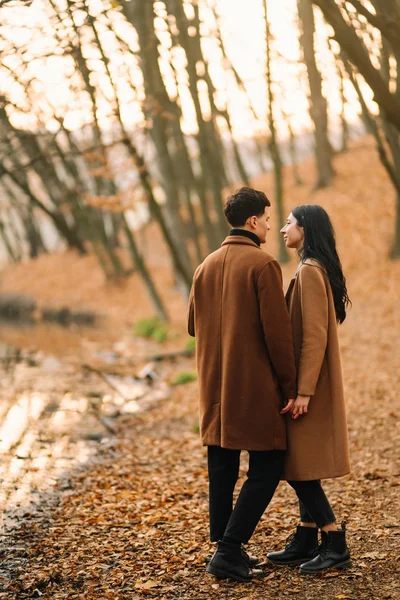 Elegante Jovem Casal Livre Belo Dia Outono Floresta Jovem Casal — Fotografia de Stock